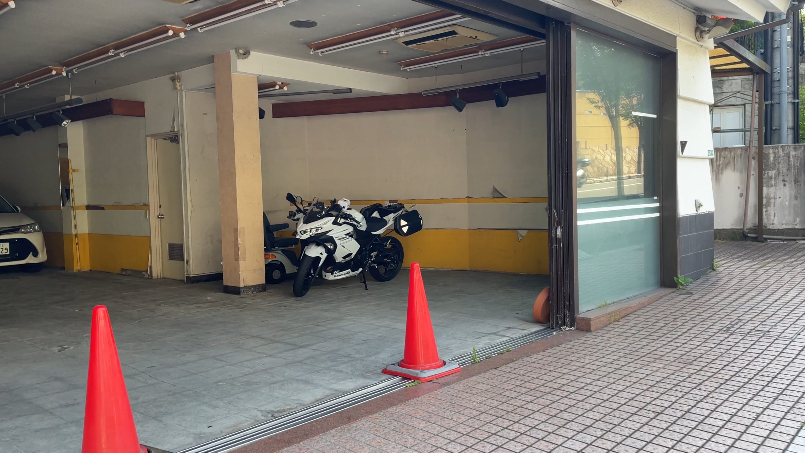 大和屋本店バイク駐車場