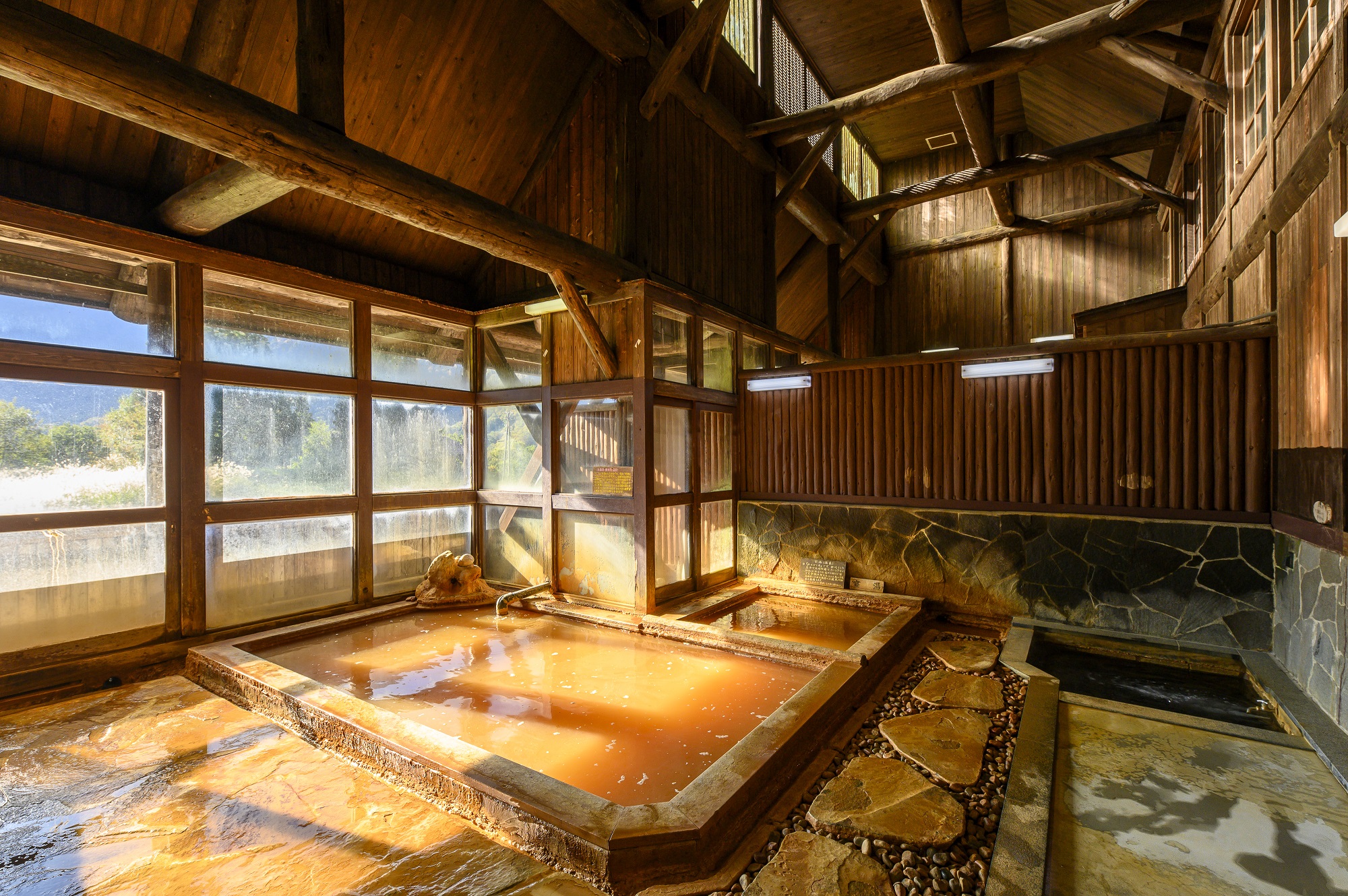 小赤沢温泉 楽養館 の男性内湯（公式画像）